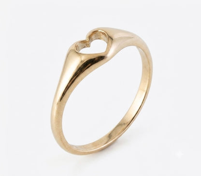 Classic heart ring
